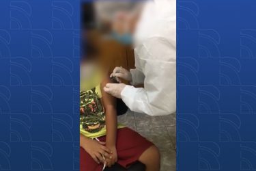 ‘Foi uma falha’, diz defesa de enfermeira flagrada não injetando vacina em criança