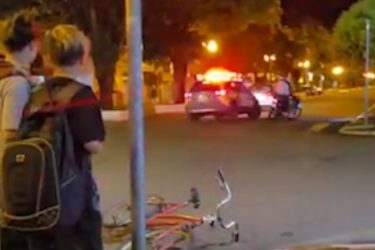 Vídeo: Casal em motocicleta foge de viatura da PM no centro de Peabiru
