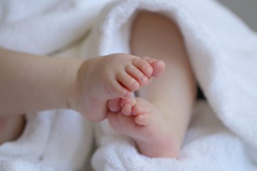 Hospital confunde bebê com lixo e o joga em incinerador
