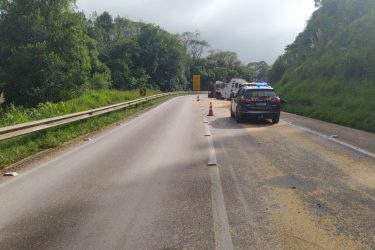 Tombamento de caminhão interdita BR-277, na serra de São Luís do Purunã