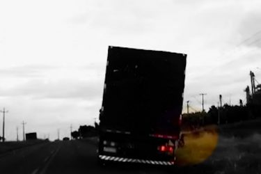 Vídeo: Motorista pula de caminhão recheado de cigarros contrabandeados em perseguição