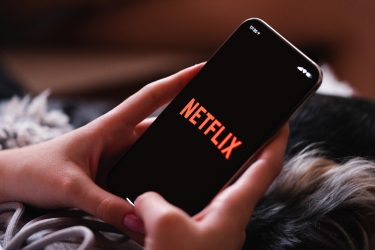 Netflix vai cobrar taxa adicional para usuários que emprestam a conta; entenda