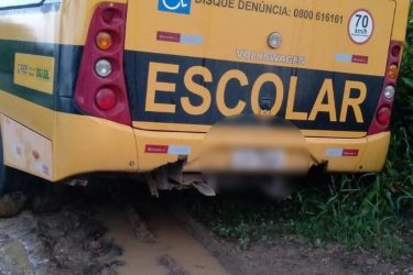 Ônibus escolares estragam e alunos ficam sem aula em Guaraqueçaba; prefeitura culpa condições da PR-405