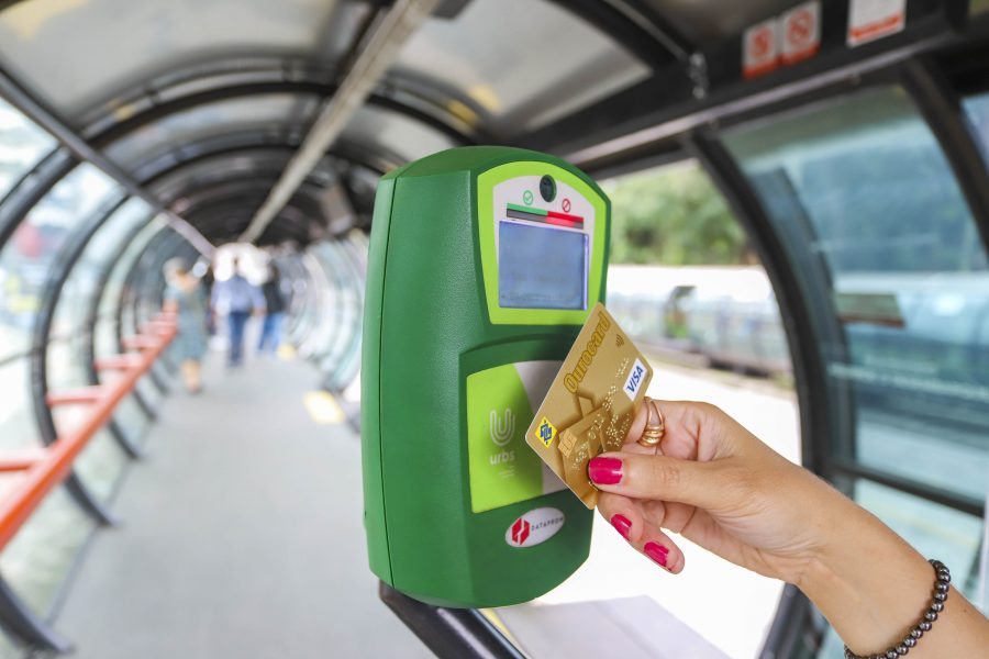 Curitiba agora aceita cartão de crédito e débito para pagar a passagem de ônibus