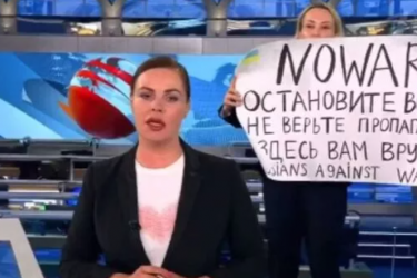 Manifestante antiguerra invade programa ao vivo em estúdio de TV russa