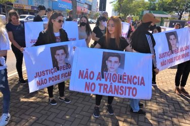 Amigos e familiares de jovem morto em discussão de trânsito fazem protesto em Cascavel