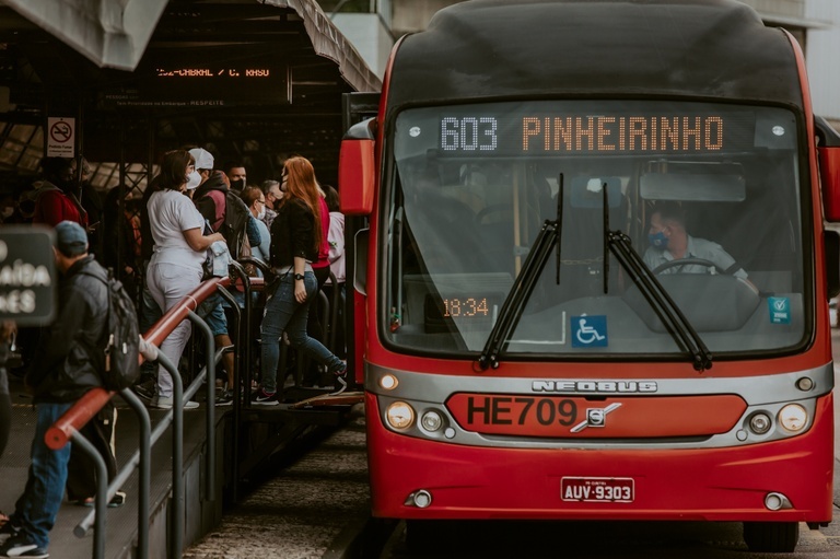 Subsídio de R$ 900 mi zeraria tarifa de ônibus ao usuário, aponta presidente da Urbs