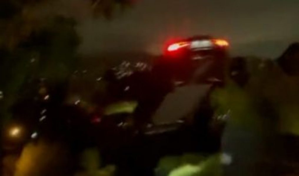 VÍDEO: Tesla sai “voando” em cruzamento e atinge carros estacionados