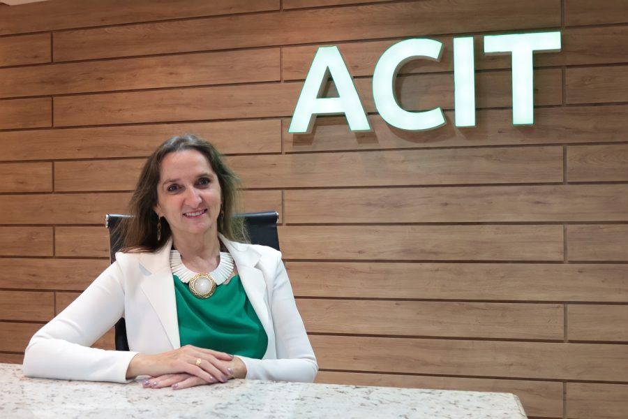 Anaide Holzbach de Araújo assume a presidência da ACIT
