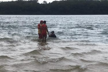 Homem se afoga e desaparece no Rio Paraná; bombeiros realizam buscas