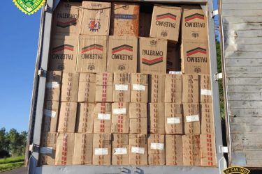 PM de Cianorte apreende cigarros contrabandeados em caminhão com placas adulteradas