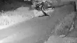 Câmera mostra suspeito de assassinar mulher arrastando corpo pela rua, em Ibiporã