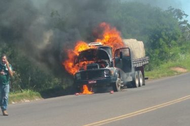Caminhão de suco pega fogo na PR-323, no Noroeste do Paraná