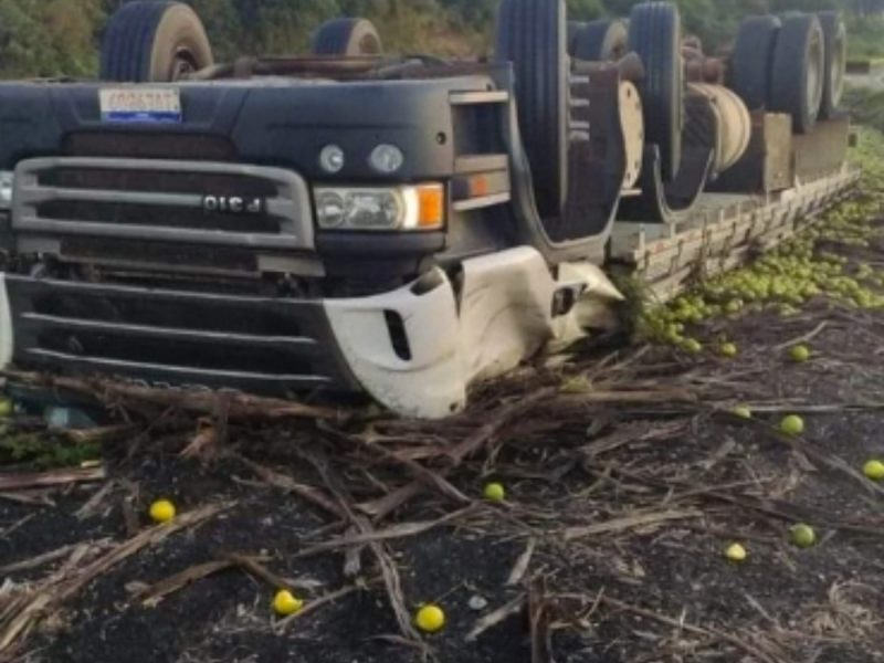 Caminhoneiro morre após tombar carreta na PR-151, em Carambeí (PR)