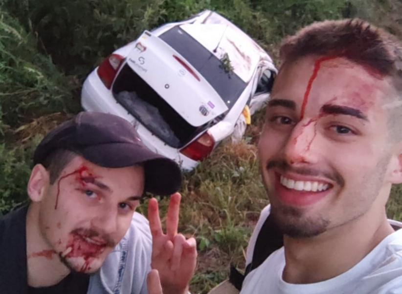 Jovens postam foto após capotar carro e imagem viraliza nas redes sociais