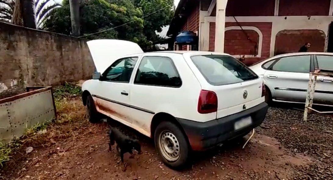 Em visita a ferro-velho, homem encontra o próprio carro que havia sido furtado