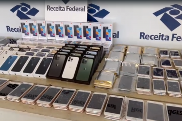 Receita Federal de Maringá apreende mais de 300 smartphones em fundo falso de caminhonete