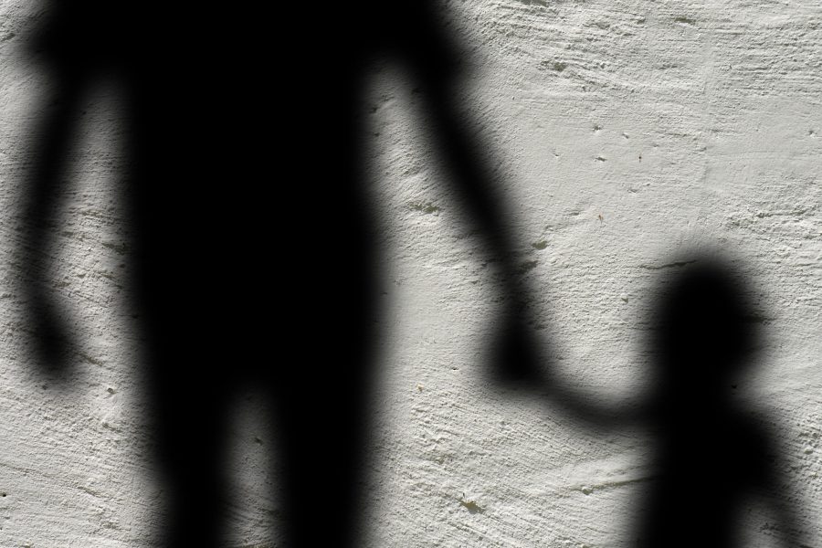 Pai de menina e amigo são presos suspeitos de abuso sexual contra a criança