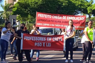 Professores municipais de Umuarama entram em greve por reajuste salarial