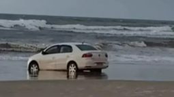 Mistério em praia: Idosa é encontrada morta dentro de carro na beira do mar