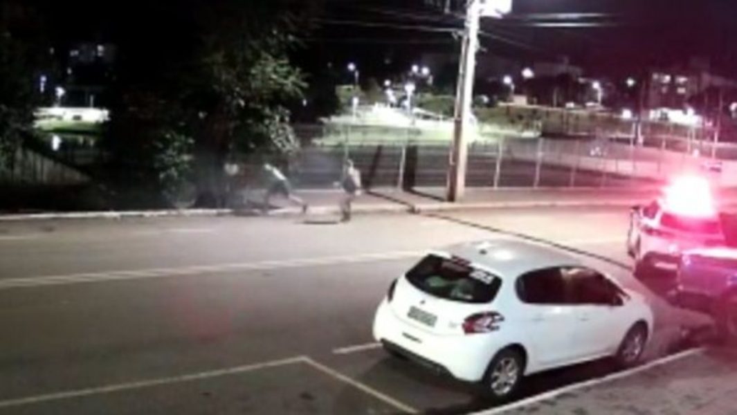 VÍDEO: Lutador tenta roubar arma de policial e morre baleado
