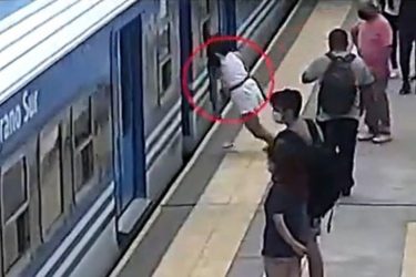 Apavorante: Mulher desmaia e cai no trilho do trem com ele em movimento; assista