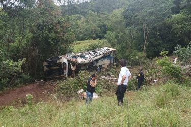 Ônibus de acidente que matou 11 pessoas em Sapopema começa a ser retirado