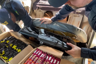Fuzil e pistolas são encontrados em carro com supostas doações de Páscoa