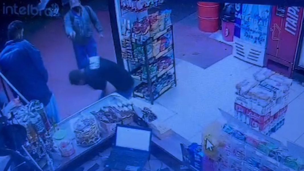 VÍDEO: Empresário sofre atentado a tiros dentro de loja de conveniência em Maringá