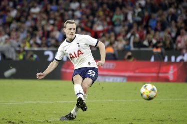 Tottenham renova contrato com jovem meio-campista até 2027