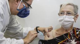 Novos públicos recebem 3ª dose de reforço de vacina contra a Covid-19 nesta segunda (4)