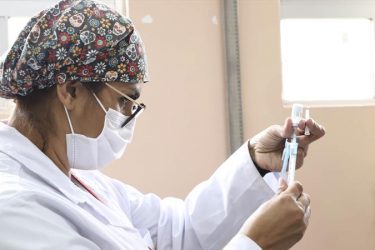 Mais de 369 mil vacinas anticovid são distribuídas aos municípios paranaenses