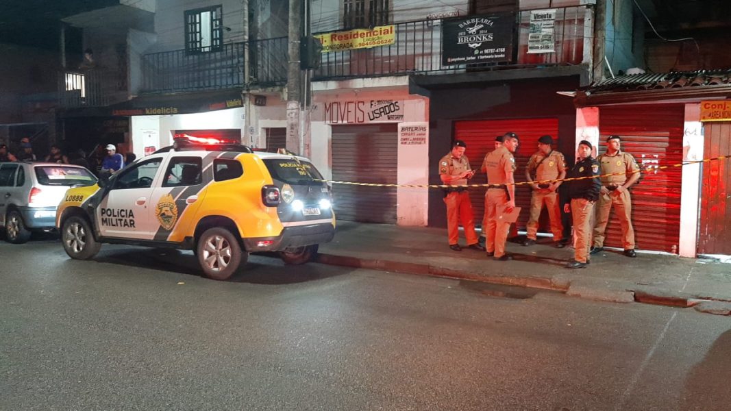 Homem é morto com tiros na cabeça em barbearia de Piraquara