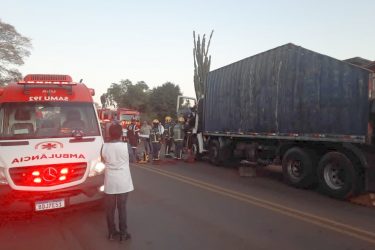 Três caminhões batem e duas pessoas ficam feridas em rodovia do noroeste do Paraná