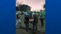 VÍDEO: Amigos carregam torcedor do Palmeiras no colo para chegarem até estádio