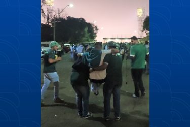 VÍDEO: Amigos carregam torcedor do Palmeiras no colo para chegarem até estádio