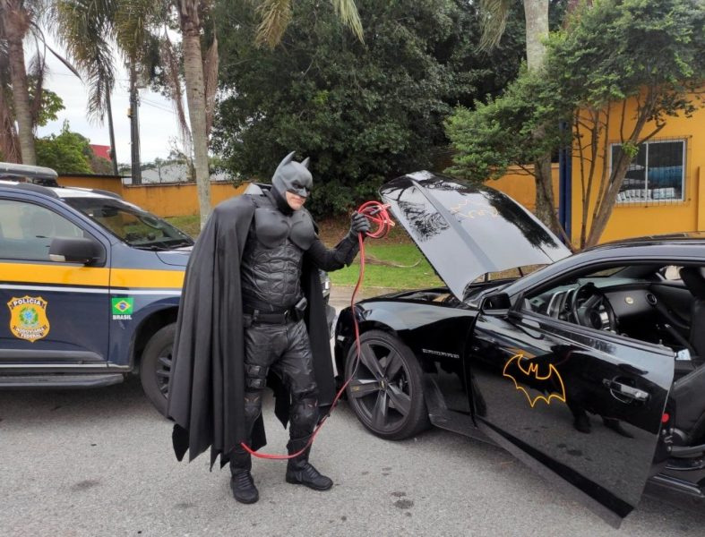 Batmóvel fica sem bateria na BR-101 e Batman pede ajuda à Polícia Rodoviária