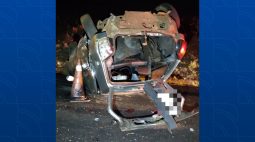 Carro fica destruído em acidente na PR-445; três pessoas estavam no veículo