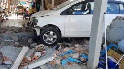 Carro desgovernado quebra muro e invade casa em São José dos Pinhais
