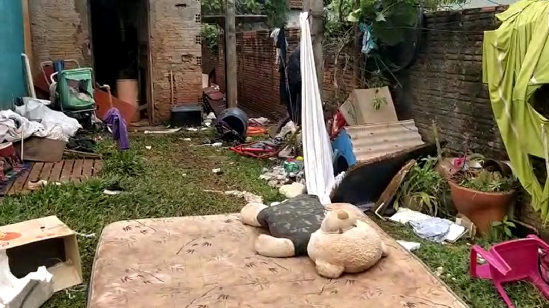 Criança de 4 anos é encontrada sozinha dentro de casa, cercada por lixo, ratos e baratas