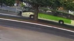 VÍDEO: Câmera registra momento em que ciclista venezuelano é atropelado por ônibus em Maringá