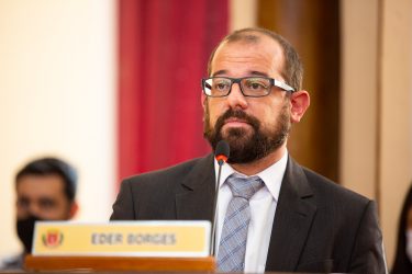 Câmara de Curitiba confirma cassação de vereador Éder Borges após condenação judicial