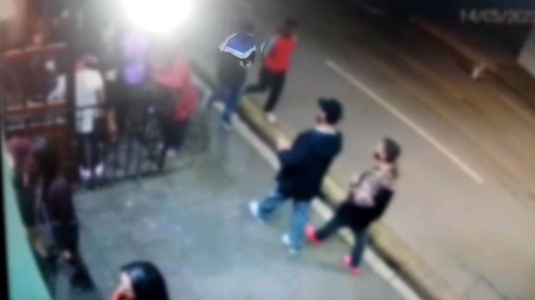Vídeo: rapaz é “carregado” por ônibus após ser empurrado; polícia tenta localizar acusado