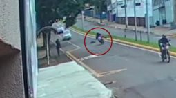 Motociclista fica em estado grave ao atropelar cachorro; veja o vídeo