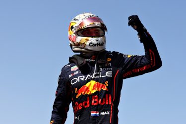 Verstappen aproveita abandono de Leclerc para vencer GP da Espanha e lidera o Mundial
