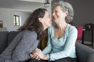 Mês das Mães: aprender uma nova língua ajuda mulheres 50+ a ter uma melhor saúde mental