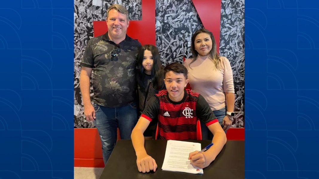 Maringaense de 15 anos assina contrato com o Flamengo