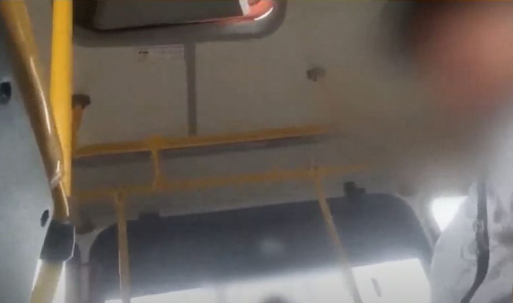 Adolescente filma homem se masturbando dentro de ônibus em Curitiba