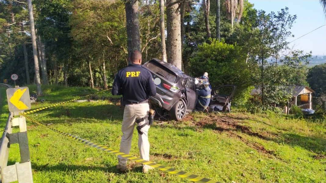 Carro sai da pista e bate contra árvore na BR-476, em São Mateus do Sul; uma pessoa morreu
