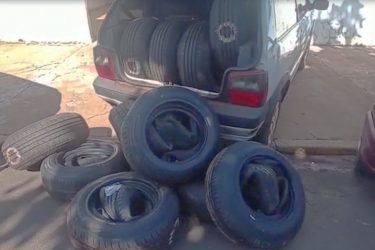 PM apreende Fiat Uno carregado com mais de 50 pneus de carro contrabandeados